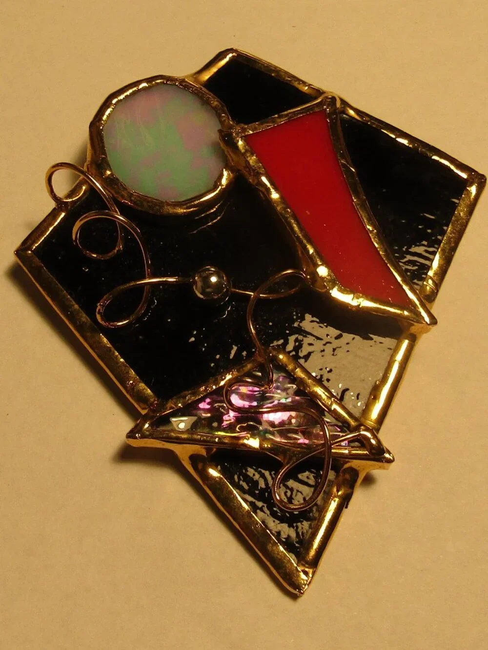 Signed ARTISAN CONNIE BENNETT Large Stained Glass KITE PIN BROOCH Gold Tone Wire